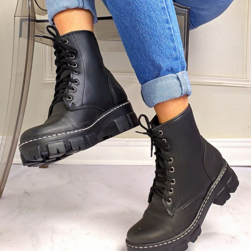 Bota coturno tratorada preto em couro cano baixo