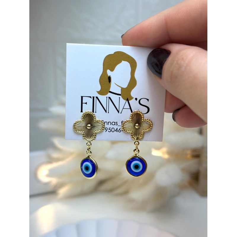 🧿 Brinco Flor Dourada com Pingente Olho Grego – Semijoia FINNA’S