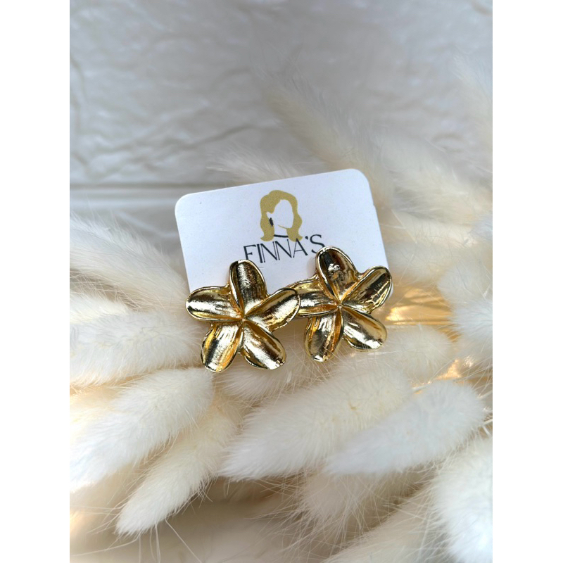 🌸 Brinco Flor Dourado– Semijoia Elegante FINNA’S