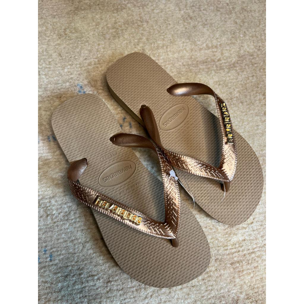 Havaianas Top Personalizada Pin Logo Havaianas Metalico Metal Original Cor Bege Marrom Dourada em Oferta na Shopee