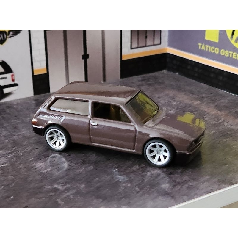 VW BRASILIA CUSTOM MARROM PNEUS DE BORRACHA RODAS ESPECIAIS ESCALA 1.64 TAMANHO 7CM CUSTOM HOT WHEELS COM EMBALAGEM.