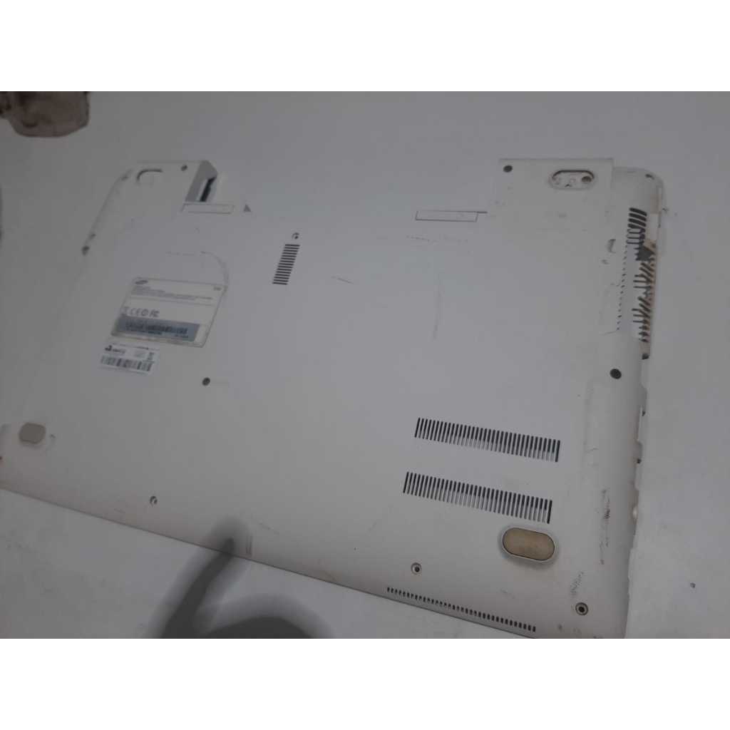 carcaça inferior detalhes  NOTEBOOK SAMSUNG NP270E5G   0004