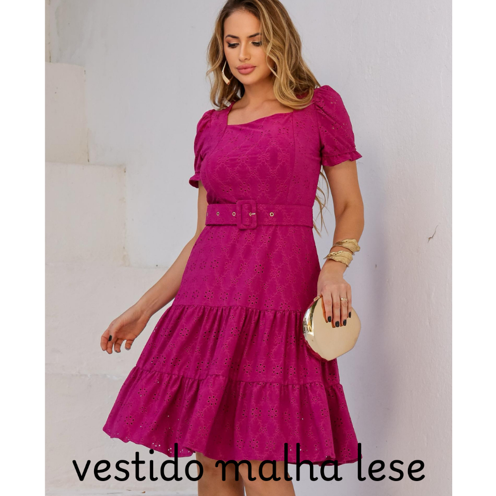 vestido malha em lese forrado, manga princesa curta con elastico, saia três maria, cinto, gola quadrada.