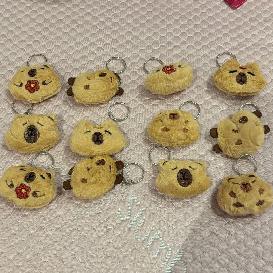 Acessórios para bonecas de pelúcia Chaveiro Capivara em Oferta na Shopee