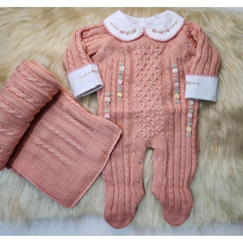 Saída de Maternidade de Luxo em Tricot. Saída Macacão e Manta Coral Bordado a Mão