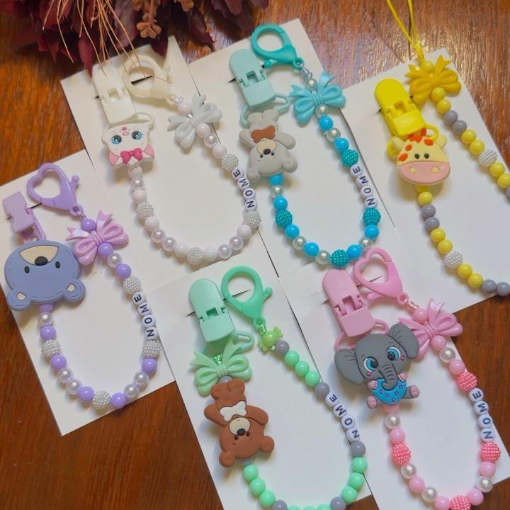 Prendedor de chupeta personalizado com nome do bebê em Oferta na Shopee