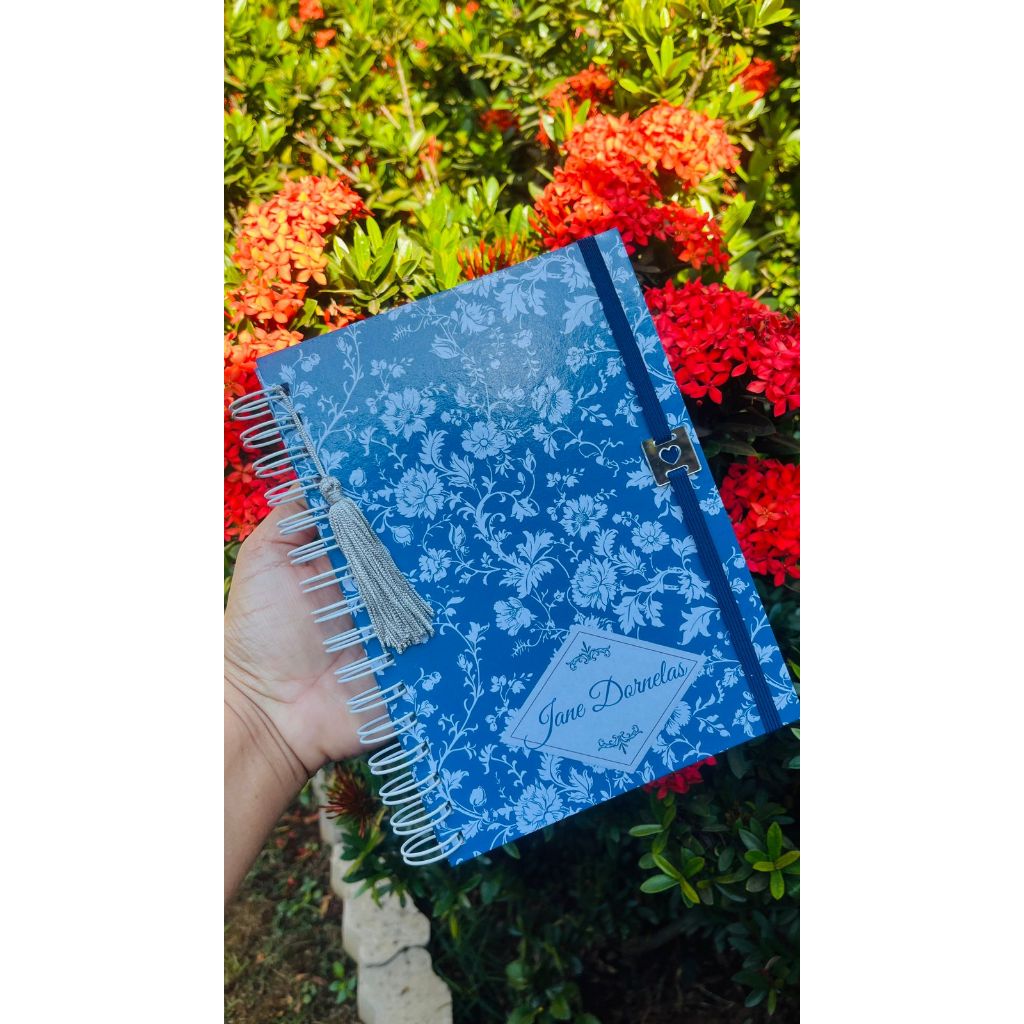 Caderno personalizado A5 como nome e capa á escolha I Elástico, pingente e tassel I Mandar no chat I