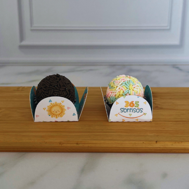 Forminha de doce brigadeiro Personalizada 365 SORRISOS MENINO – 4 pétalas – Festa de aniversário – Lembrancinha