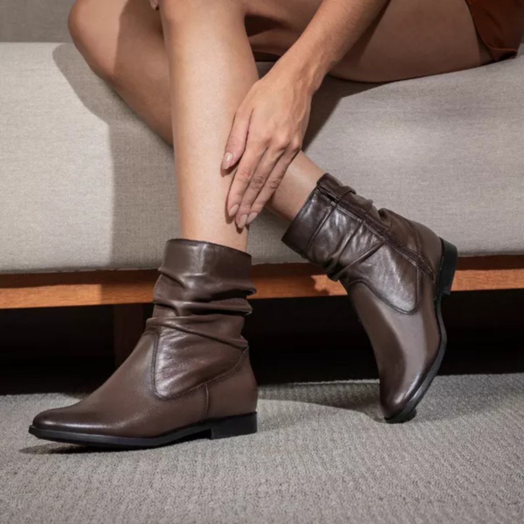 Bota Feminina de Couro Legitimo Coturno Cano Curto E Salto Baixo Zíper Lateral Sola de Borracha
