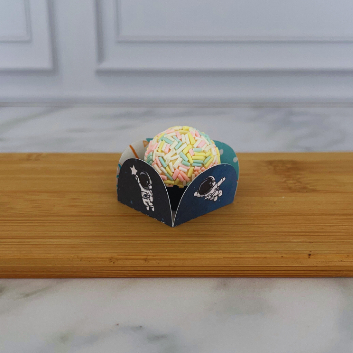 Forminha de doce brigadeiro Personalizada ASTRONAUTA – 4 pétalas – Festa de aniversário – Lembrancinha