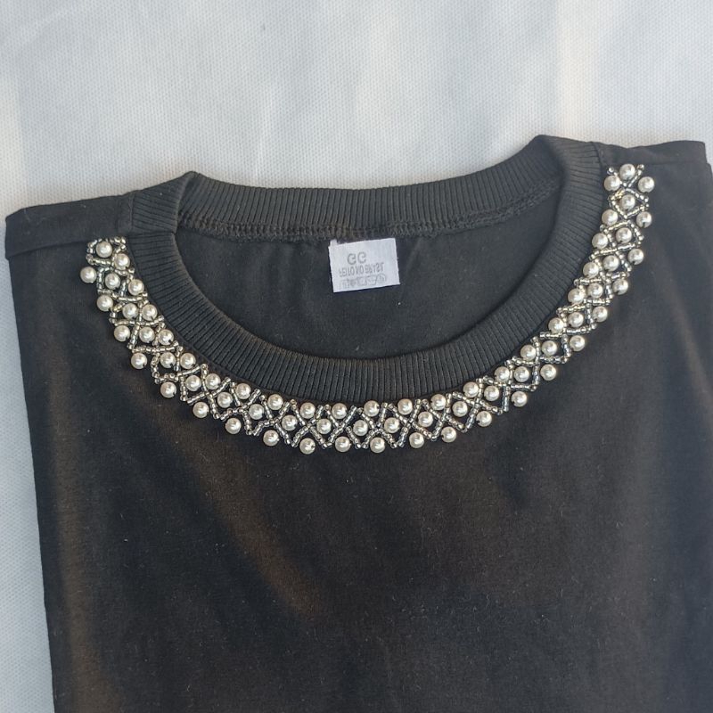 camiseta de luxo bordada  em Pérola e missangas/ blusa bordada/ camiseta bordada/camiseta feminina/bordado artesanais/