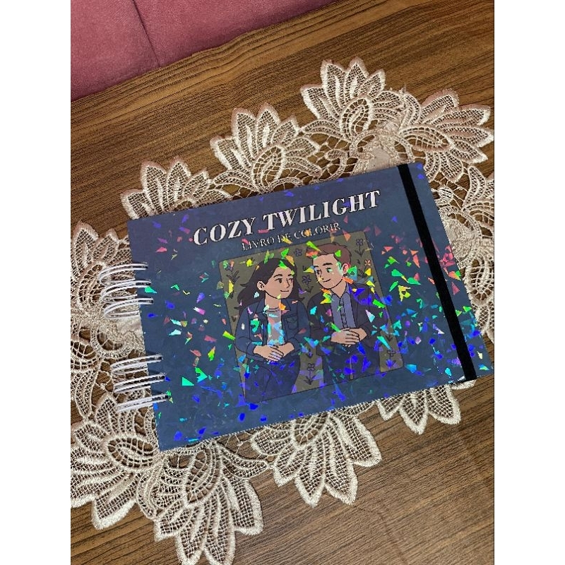 Livro de Colorir Cozy Twilight (Crepúsculo) – Holográfico/Capa Dura, 50 Folhas Anti‑stress