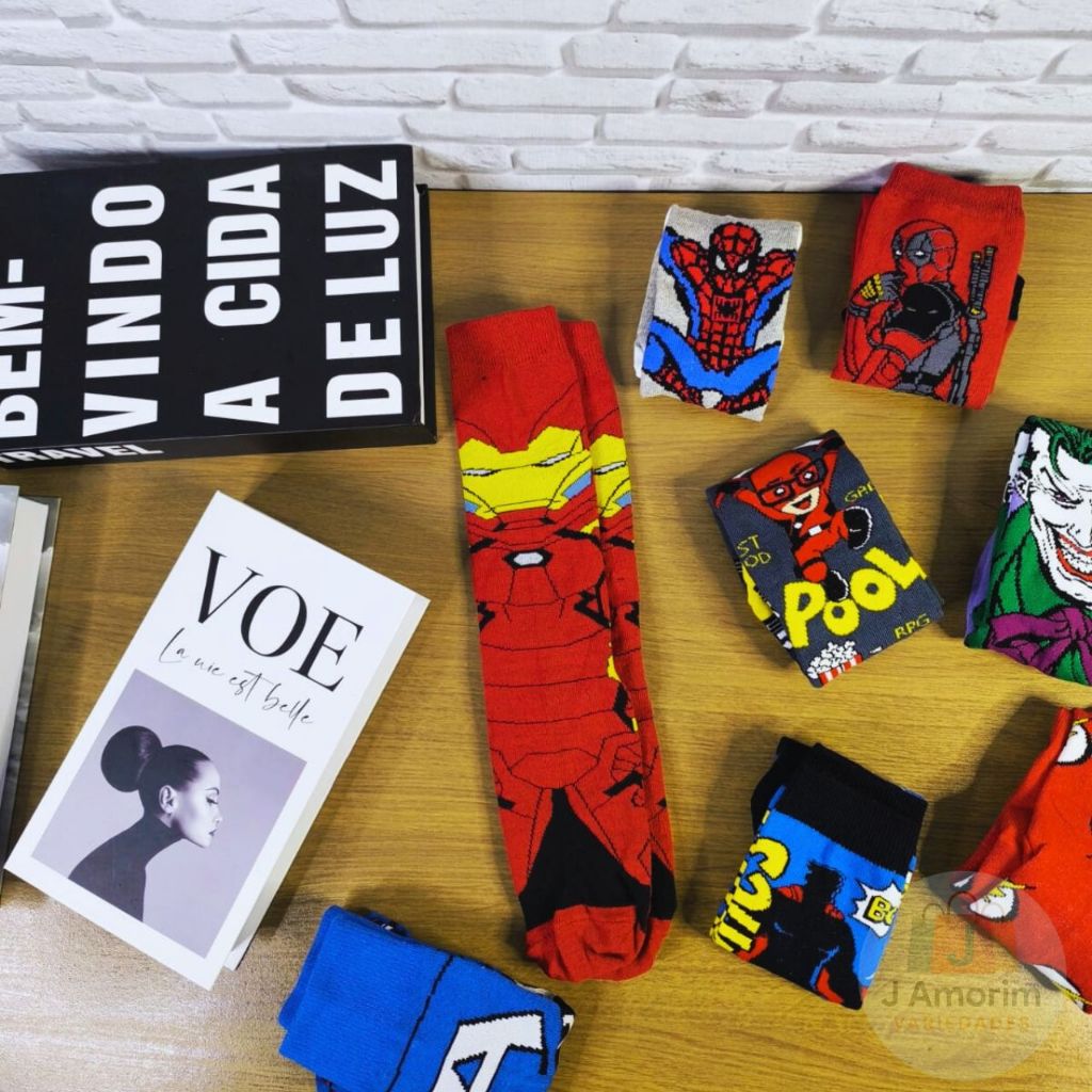 Meias divertidas estampada de personagens heróis cano alto (skate, crossfit, pedalada, corrida, etc) homens mulheres em Oferta na Shopee
