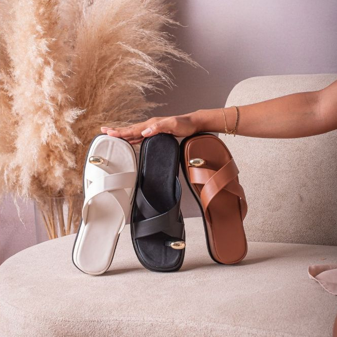 Sandália flat feminina com detalhe dourado – estilo minimalista, elegante e confortável (FORMA GRANDE)