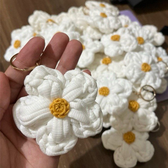 Chaveiro de Margarida Lembrancinha Maternidade Artesanal Personalizada feito em fio de Malha - Kit 10/15/20/30und