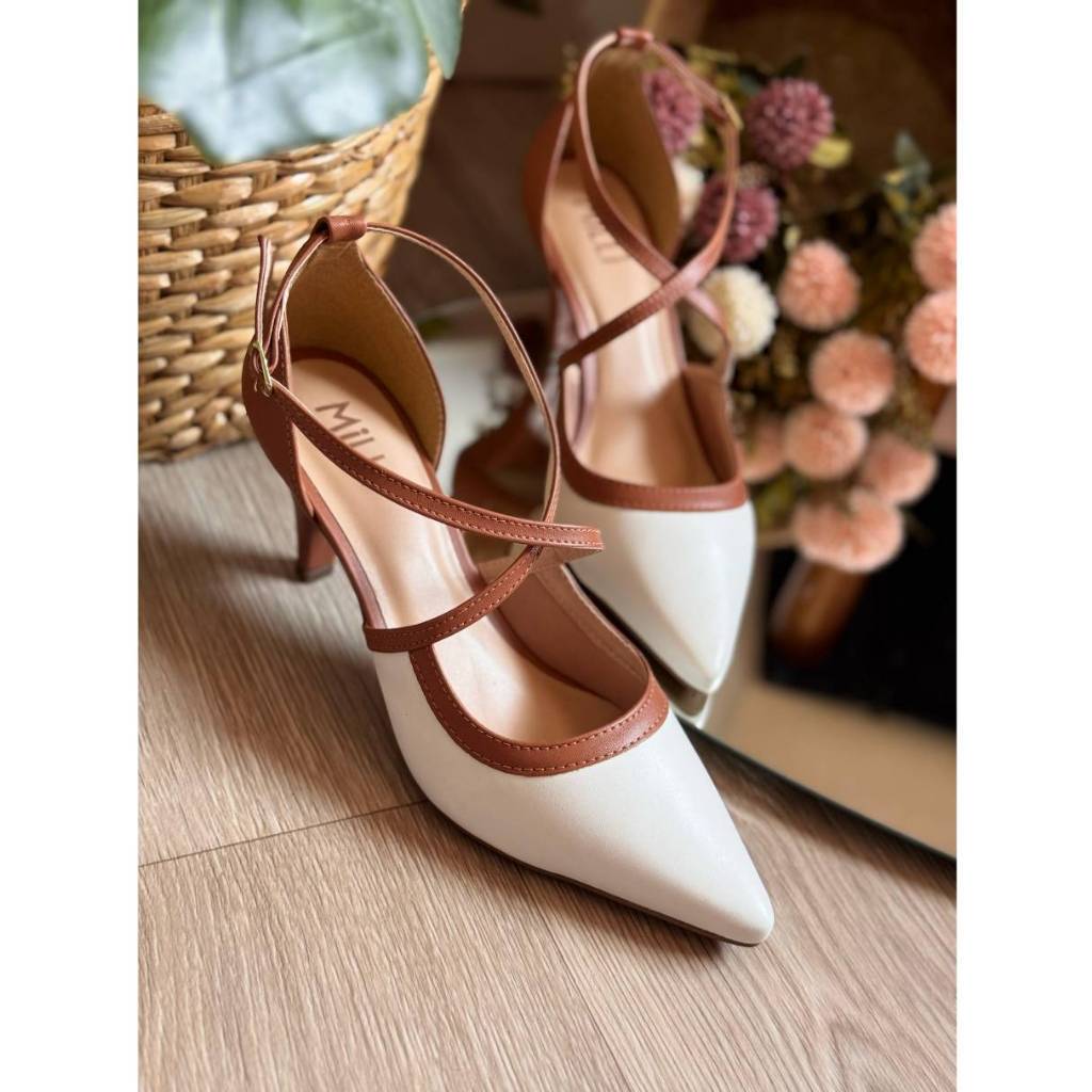 Scarpin Milli Feminino Salto Fino com Detalhe Cruzado em Napa