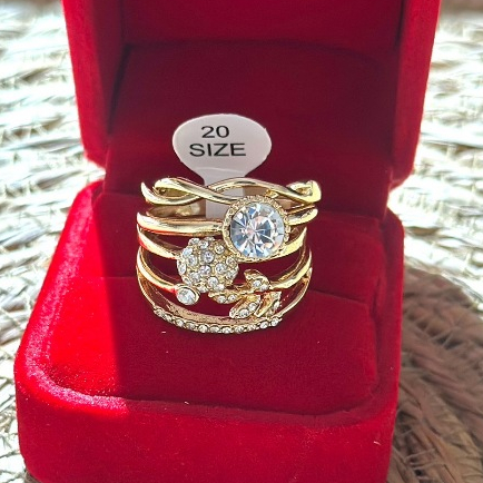 Conjunto de 4 Anéis Dourado/Prata Luxuosos com Zircônias e Design Floral 2025 Novo Bijuterias - D