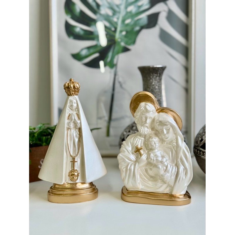 kit nossa senhora aparecida 20cm perola dourado + sagrada família 20cm manto branco perolado detalhes