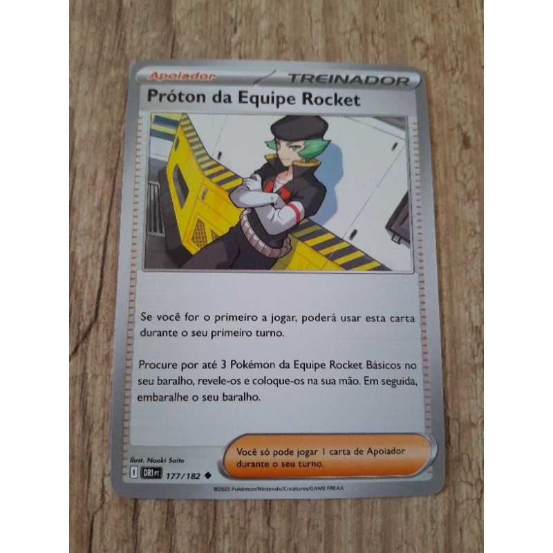 Carta Pokemon Treinador Próton da Equipe Rocket Rivais Predestinados Original NM