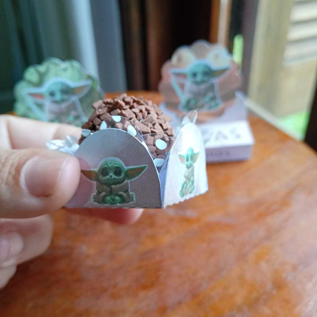 50 Forminhas Personalizadas de Doce Brigadeiro 4 Pétalas- Festa Aniversário Baby Yoda Star Wars