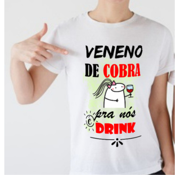 Camiseta Feminina Estampa Engraçada Veneno de Cobra Pra Nois é Drink Camisa 100% Poliéster