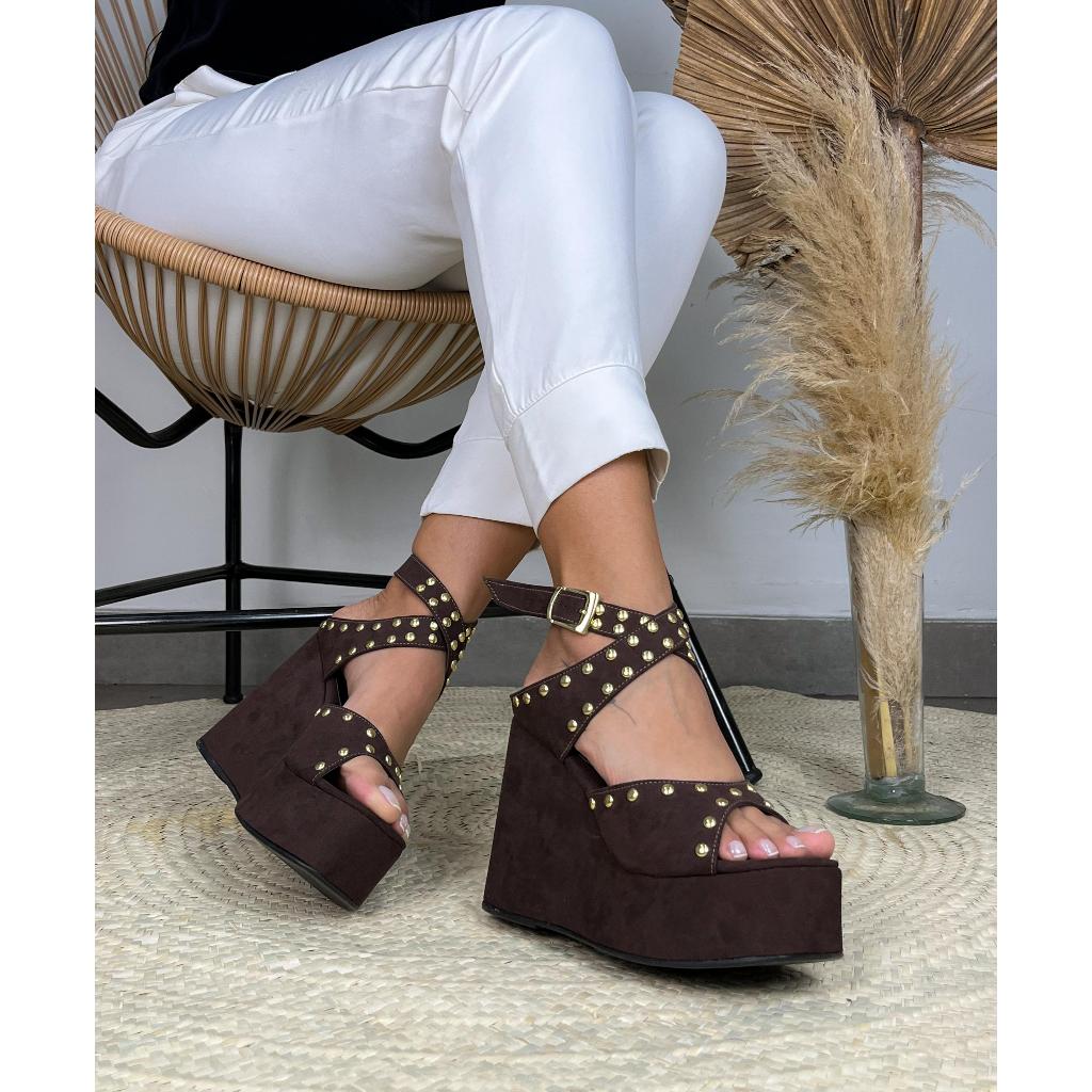 Sandália Anabela Plataforma Marrom e Preta com Tachas Salto Alto Confortável em Oferta na Shopee