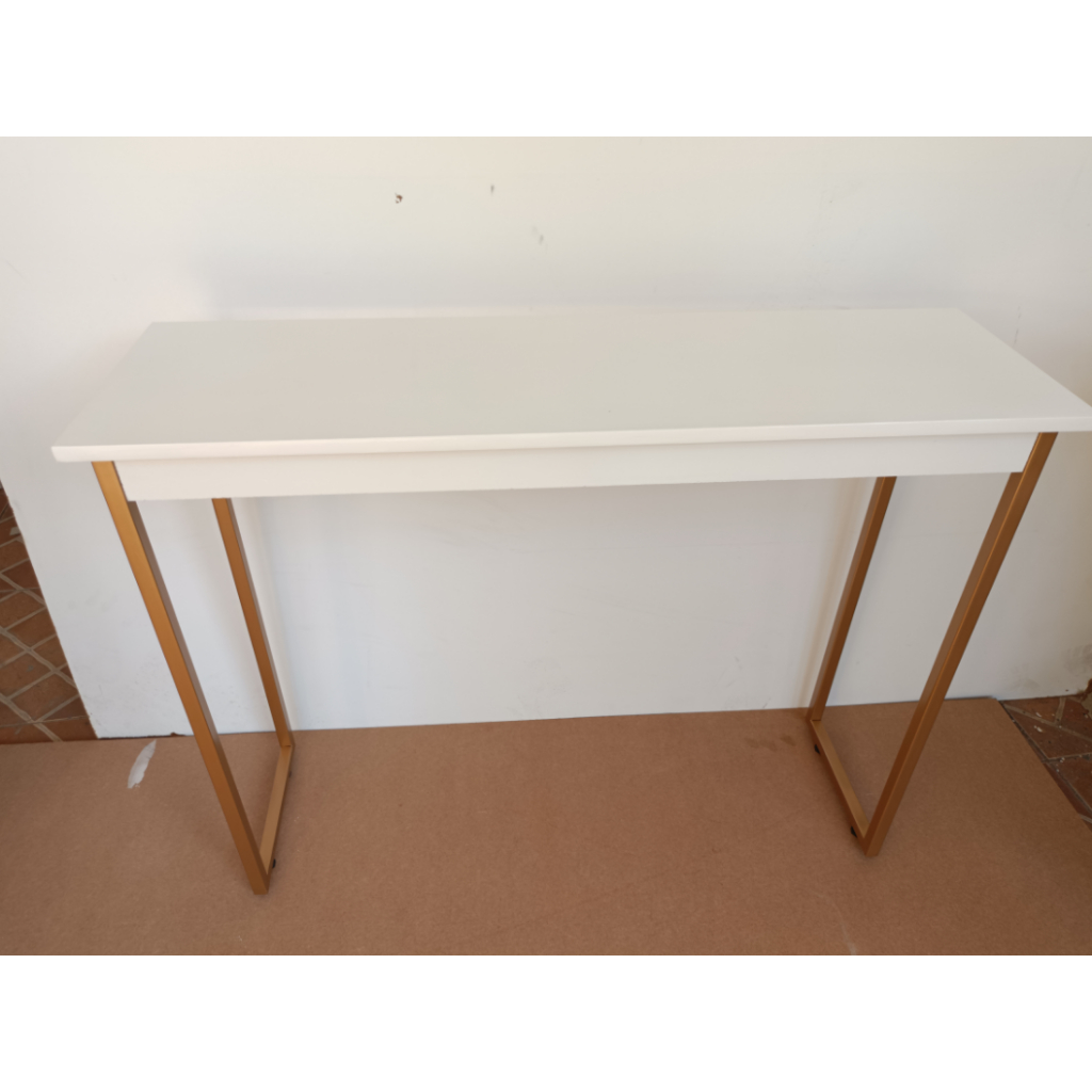 Aparador Estilo Industrial de Ferro e Madeira – Mesa Decorativa para Sala, Corredor ou Entrada