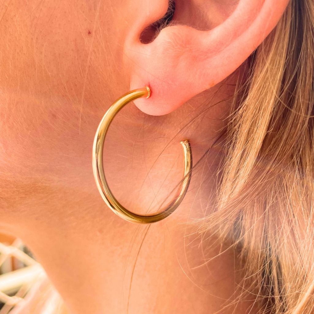 Brinco Argola em Tubo Dourada Banhada em Ouro 18k, Semijoia, 30mm em Oferta na Shopee