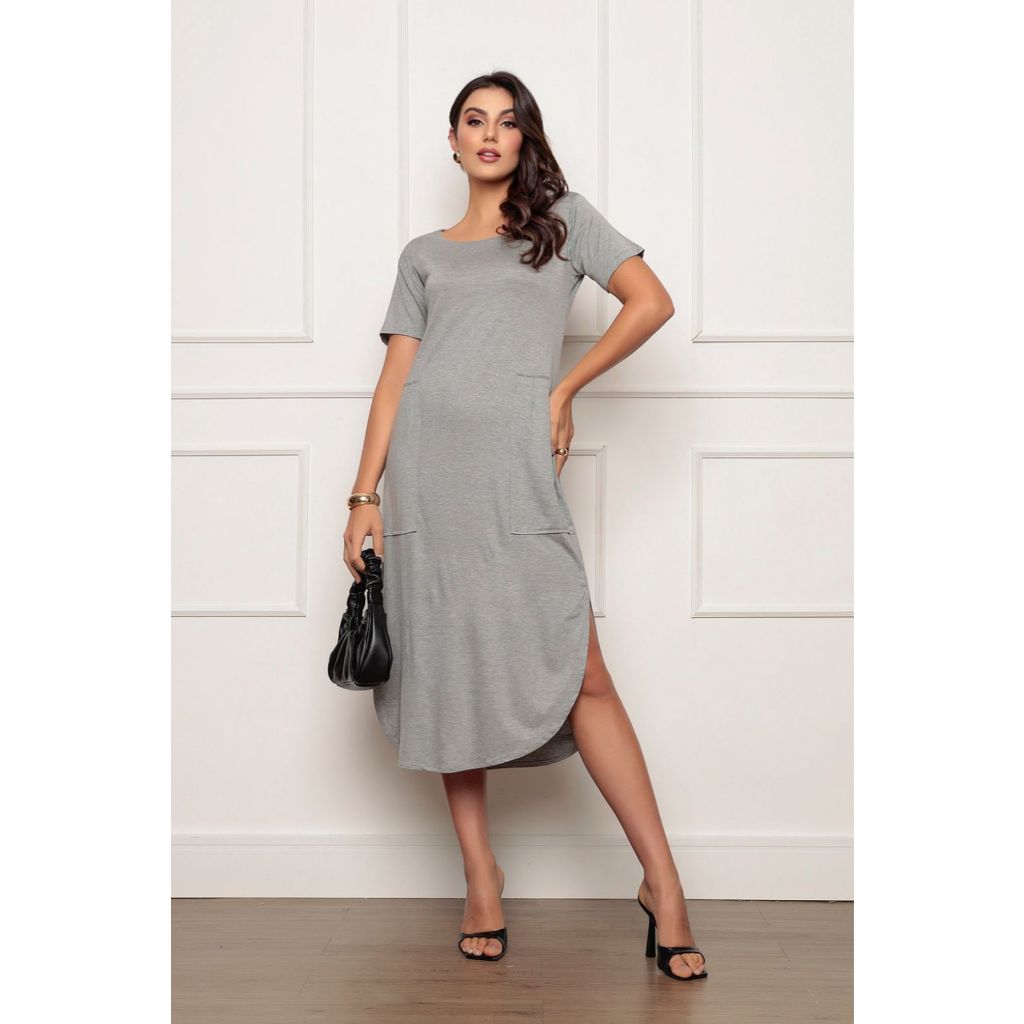 Vestido Midi Cinza em Malha Viscose com Fenda Lateral, Manga Curta e Gola Canoa – Conforto e Estilo