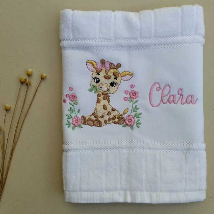 Toalhinha de Boca Personalizada  - Para Menina - Com Girafa e Nome Bordado- Ideal para Mão e Boca