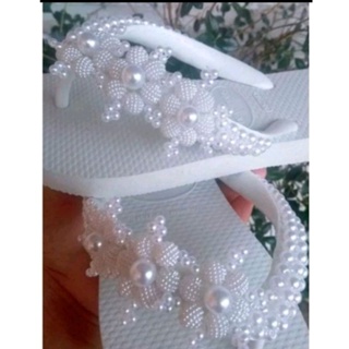 Sandalia decorada e customizada com perolas brancas linha luxxo (PROMOÇAO POR TEMPO LIMITADO) compre ja a sua! em Oferta na Shopee