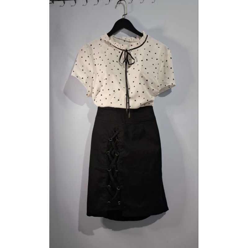 Saia Camurça Preta Amarração / Blusa Fofa Cetim Amarração Corações. Brechó