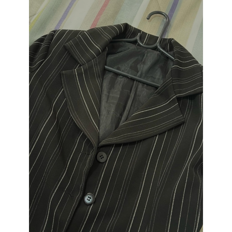 Conjunto de blazer e calça social tamanho P, feminino listrado, festa, casamento, bazar, brechó, terno, preto, emo, boho