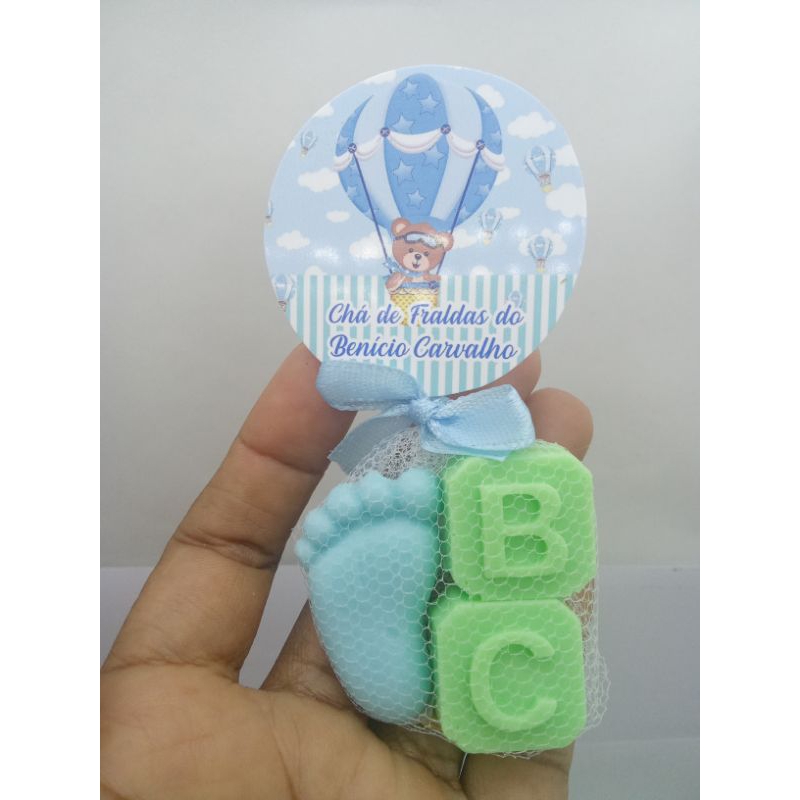 Kit 30 Lembrancinhas Pezinho + 2 Letras Chá de Bebê Fraldas maternidade Ursinho Baloeiro Personalizadas com nome