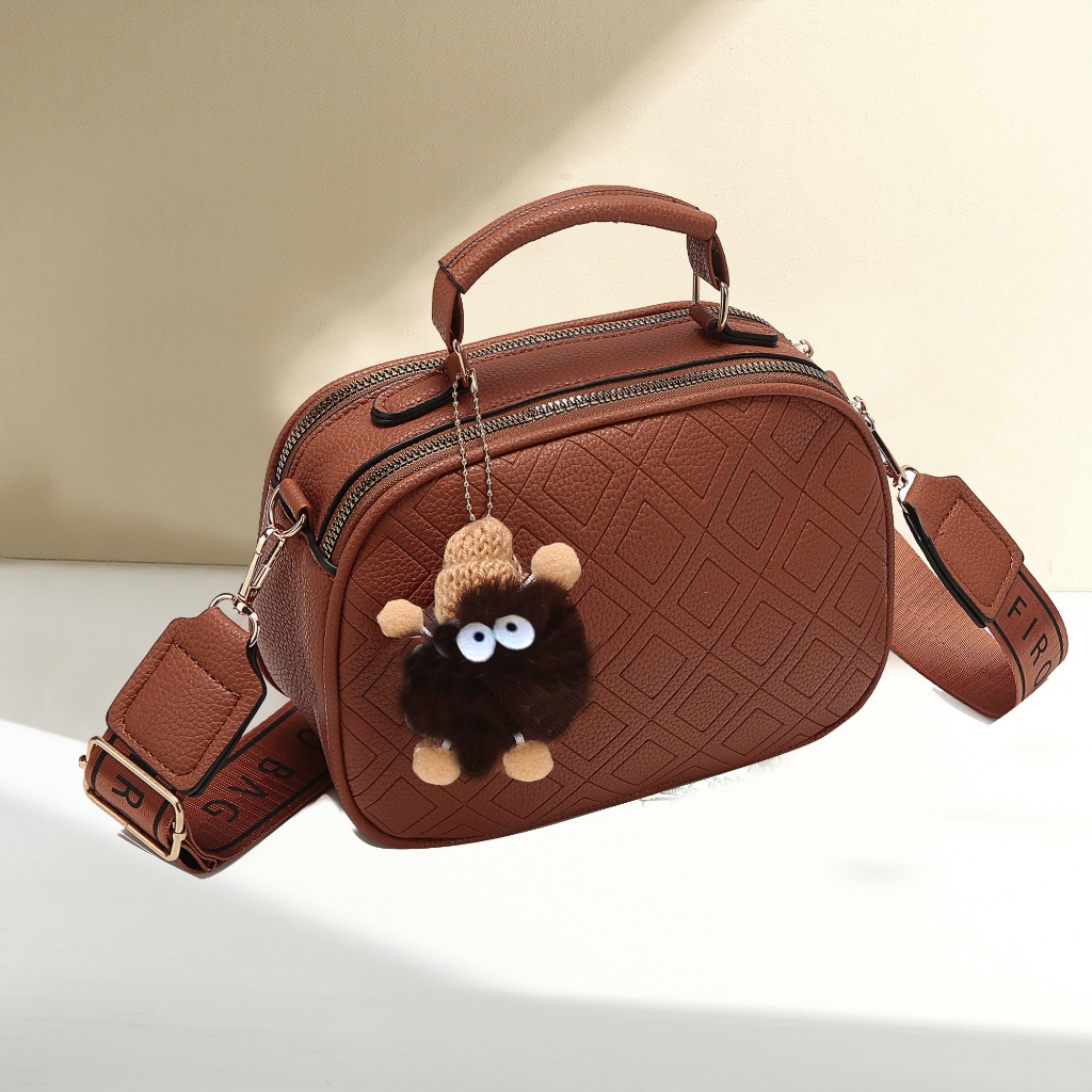 Bolsa Feminina Alça De Gorssa Transversal  com Pompom v083 em Oferta na Shopee