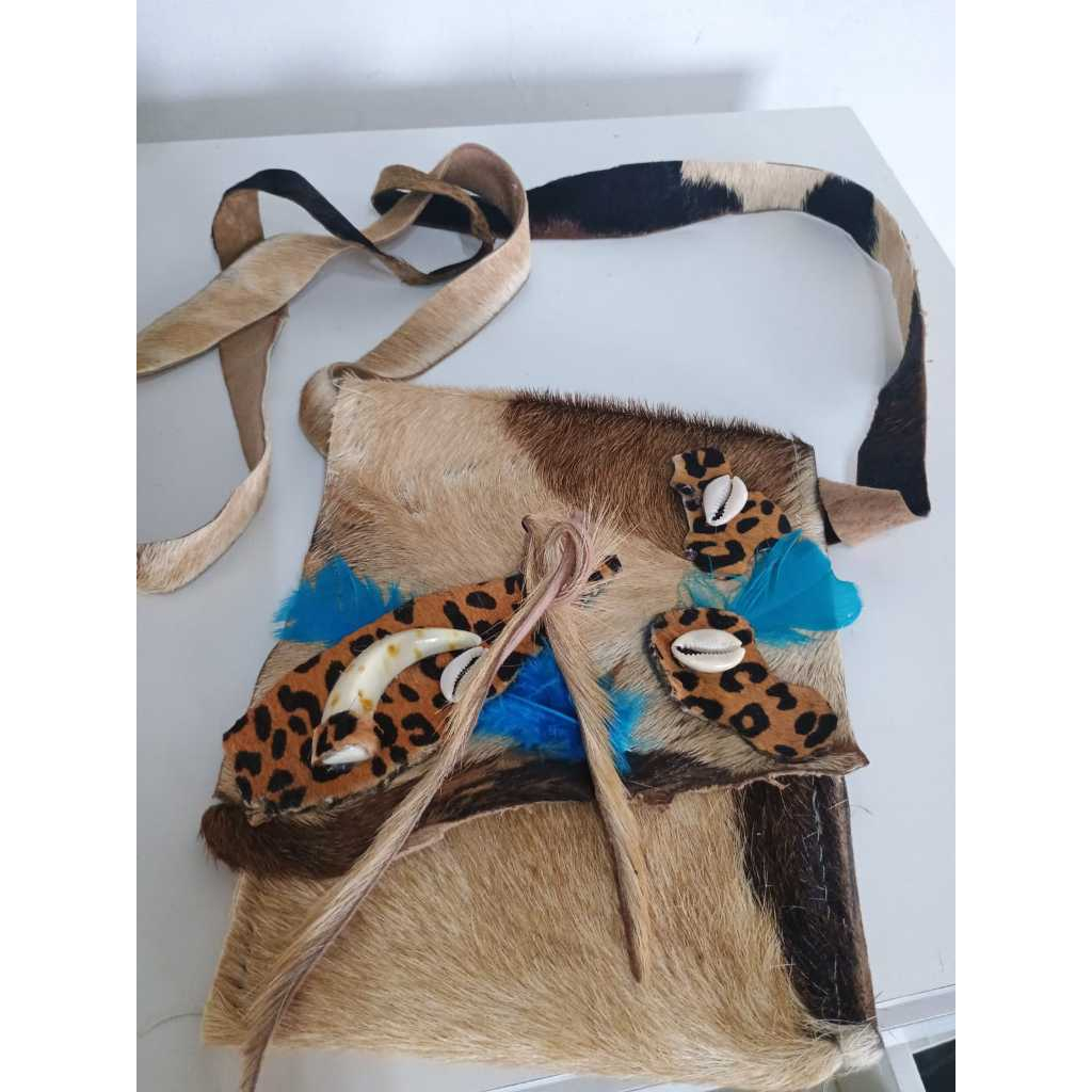 Capanga Oxóssi Logun Edé Couro Artesanal Búzios Dentes -Bolsa de Caçador Orixá Luxo utilizada na umbanda e candomblé axe