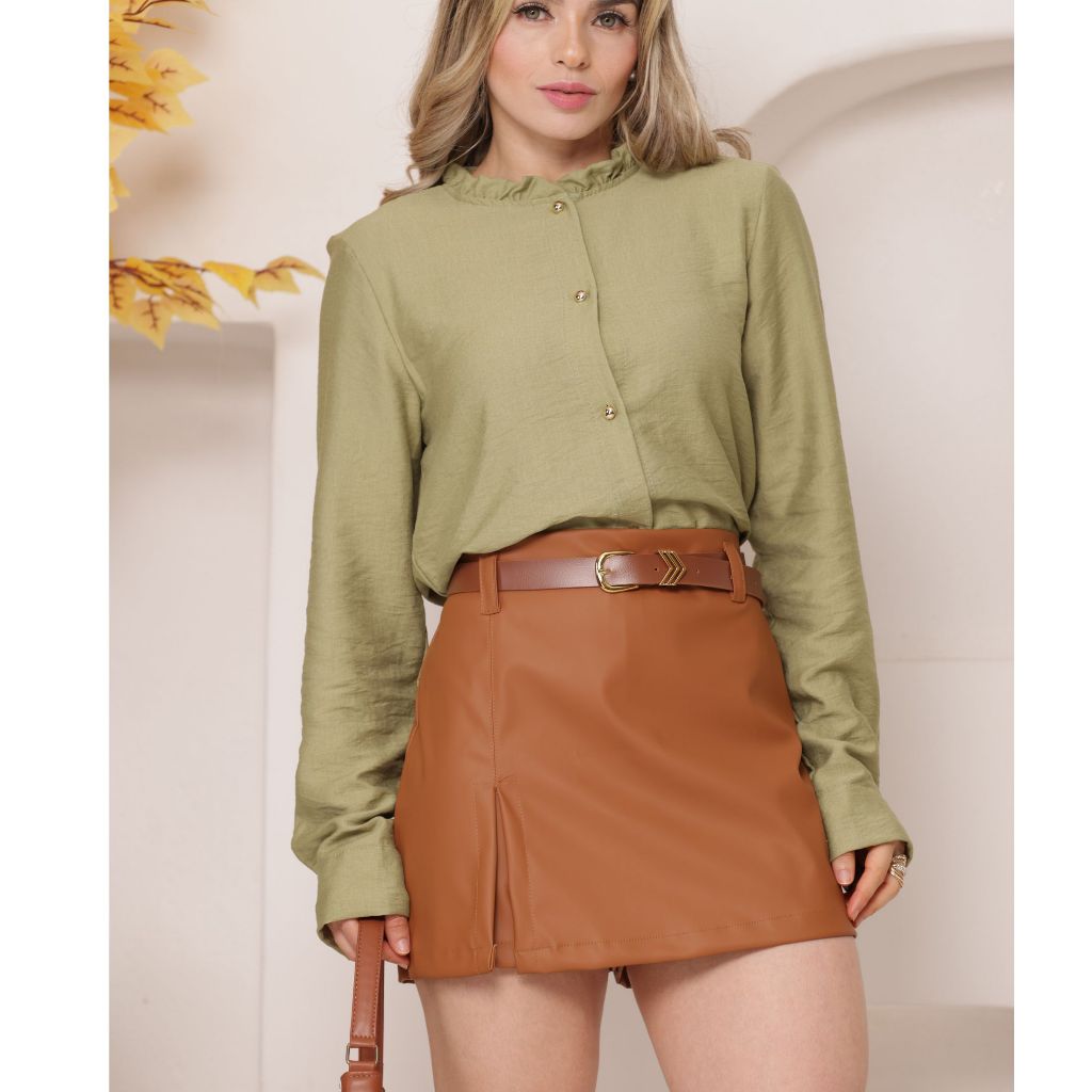 SHORT SAIA COURO SINTETICO CINTURA ALTA COM FENDA LATERA SUPER CHIC