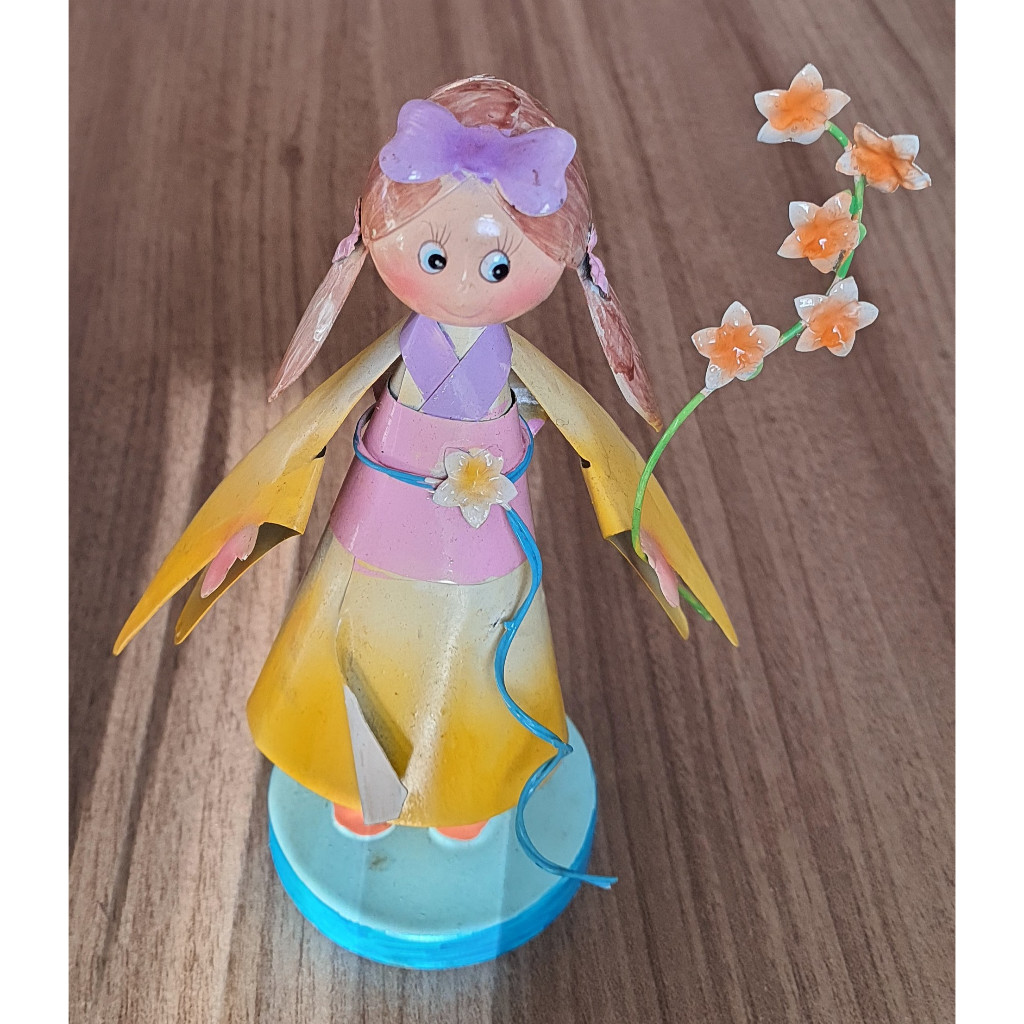 Bibelô Linda Boneca Artesanal de Lata Fada de Vestido Amarelo 17cm