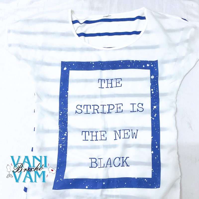 Blusa branca com estampa azul