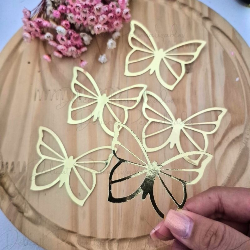 30 apliques Borboletas em Lamicote Dourado Vazado Decorativa