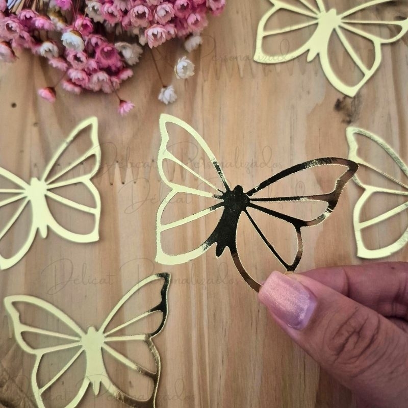 Borboleta Vazada em Lamicote Dourado ENVIO IMEDIATO | Aplique | lembracinha | topo de bolo