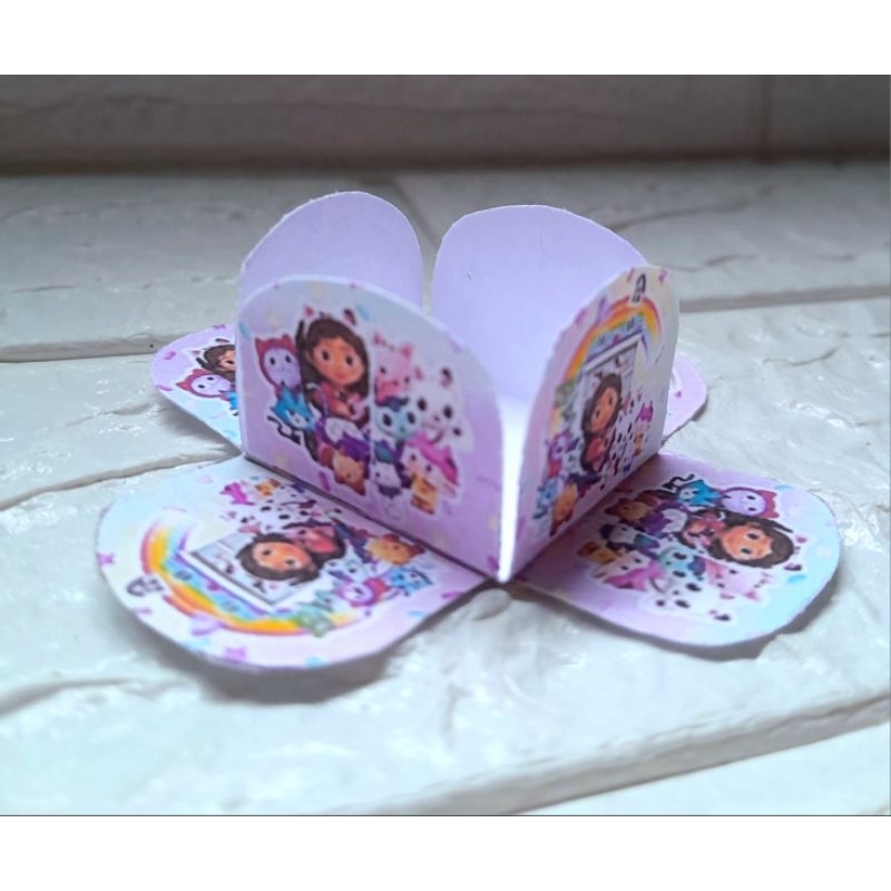 50 Forminhas Personalizadas de Doce Brigadeiro 4 Pétalas Festa,Aniversário Temático do Tema Gaby e a Casa Mágica