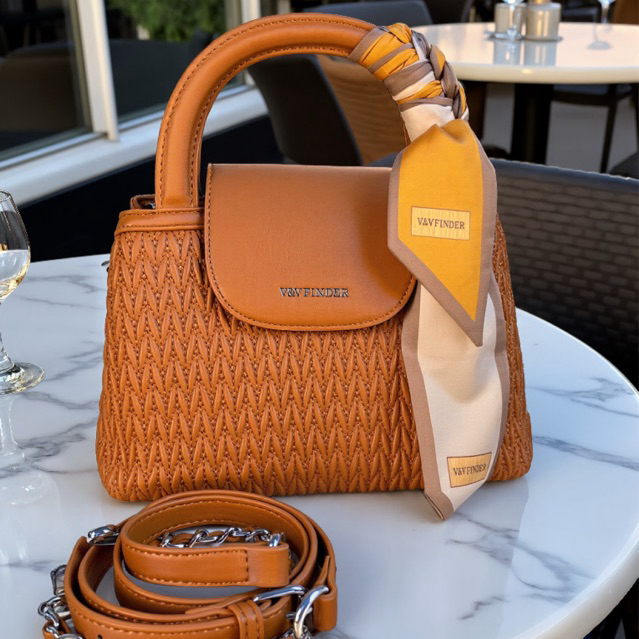 Bolsa Feminina de Mão Caramelo Texturizada com Lenço | V&V Finder Thais – Compacta, estrut...