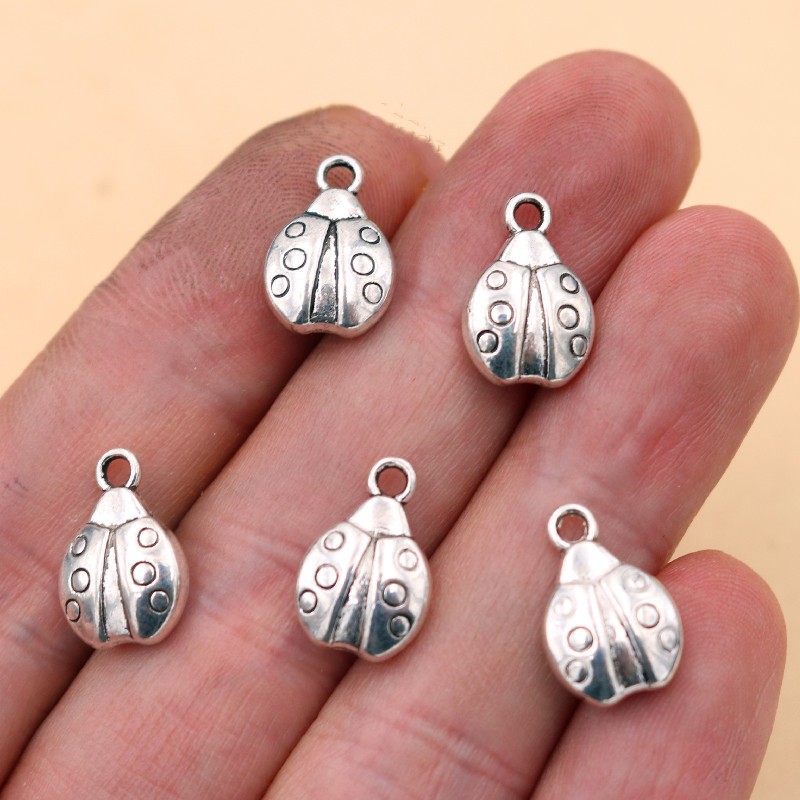 Pingente de Joaninha em metal com 20g aprox 10 peças Tam 15x10mm em Oferta na Shopee