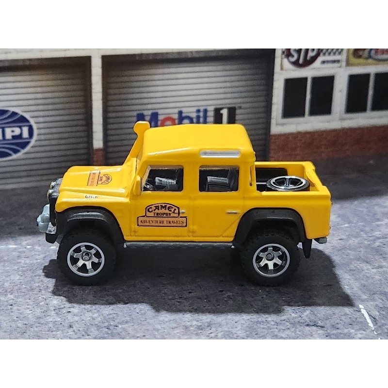 LAND ROVER DEFENDER DOUBLE CAB CUSTOM CAMEL TROPHY COM PNEUS DE BORRACHA RODAS ESPECIAIS ESCALA 1.64 TAMANHO 7CM HW NOVO