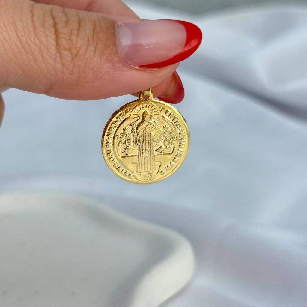 [ SEMI JOIA ] Pingente Medalha São Bento Detalhado Banhado a Ouro 18k Alto Padrão