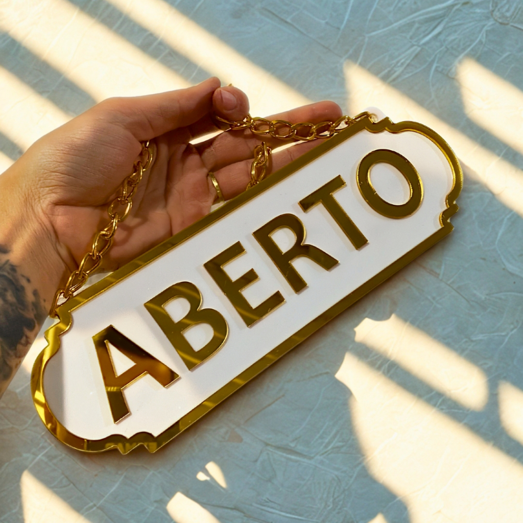 PLACA ABERTO E FECHADO COM VENTOSA E CORRENTE EM ACRILICO ESPELHADO