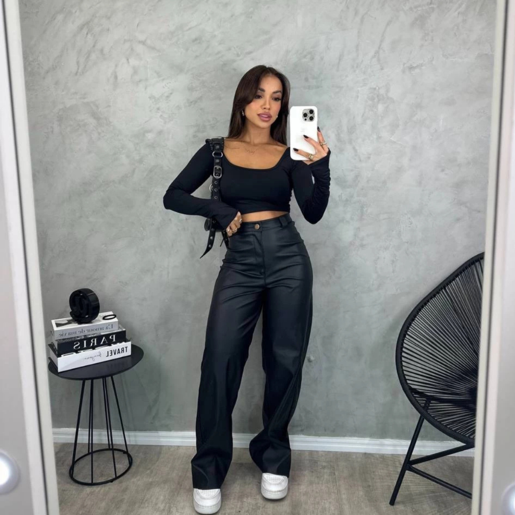 Calça de Couro Fake Feminina Cintura Alta Preta Pantalona Retrô Moda Gringa Blogueira Balada Sintético Wide leg