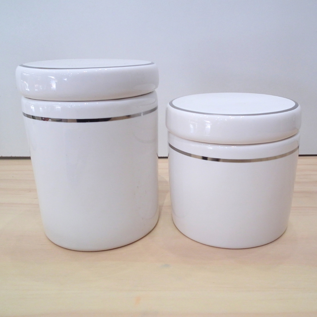 Par de Potes de Porcelana Branco off white com Filete Prata Porta Algodão e Porta Cotonete Banheiro ou kit Higiene Bebe