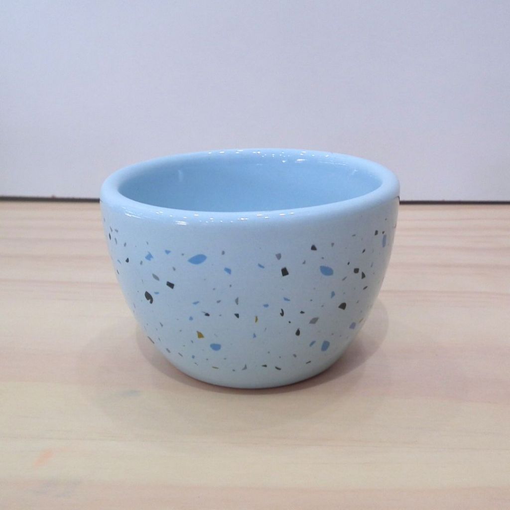 Molhadeira de Porcelana Cumbuca Bolw para Kit Higiene Bebe Granilite Azul no Fundo Azul Candy